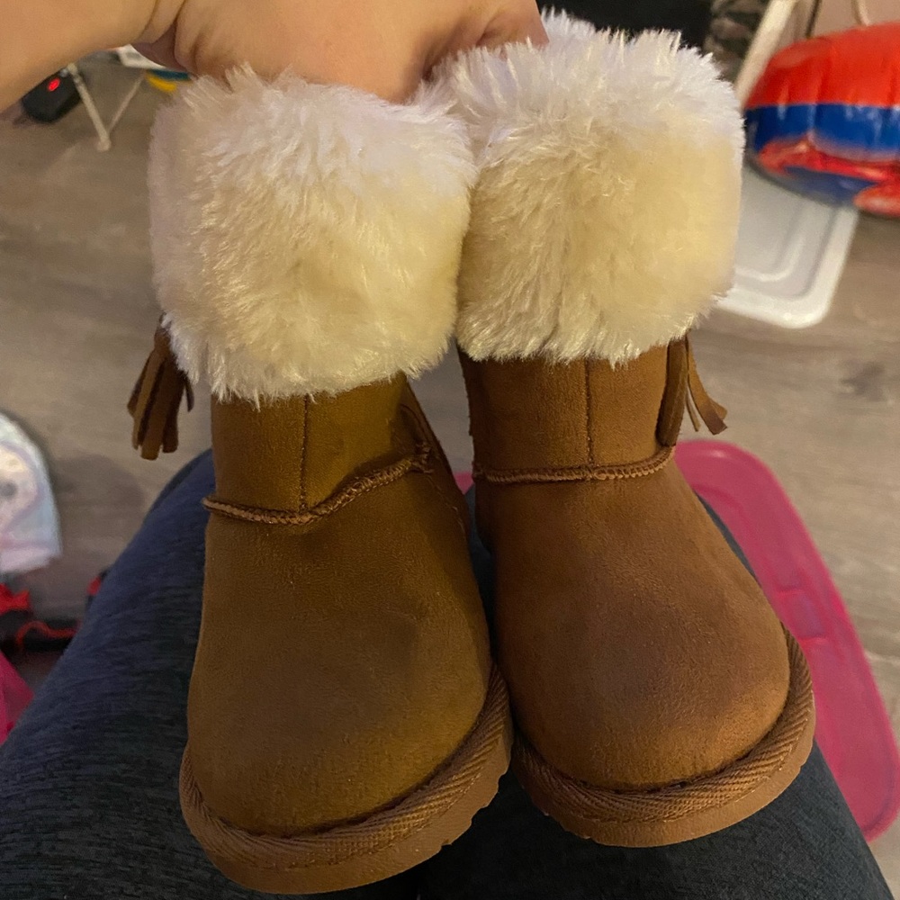 Makalu fuzzy boots